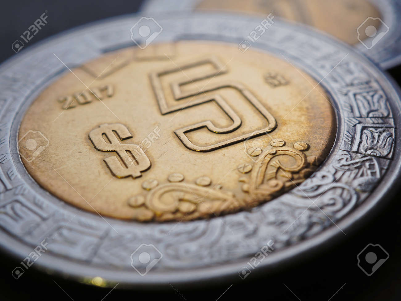 5メキシコペソの接写。メキシコのペソ。経済や通貨に関するニュース。ローンとクレジット。お金と税金。ペソ記号に焦点を当てます。マクロの写真素材・画像素材  Image 188601661