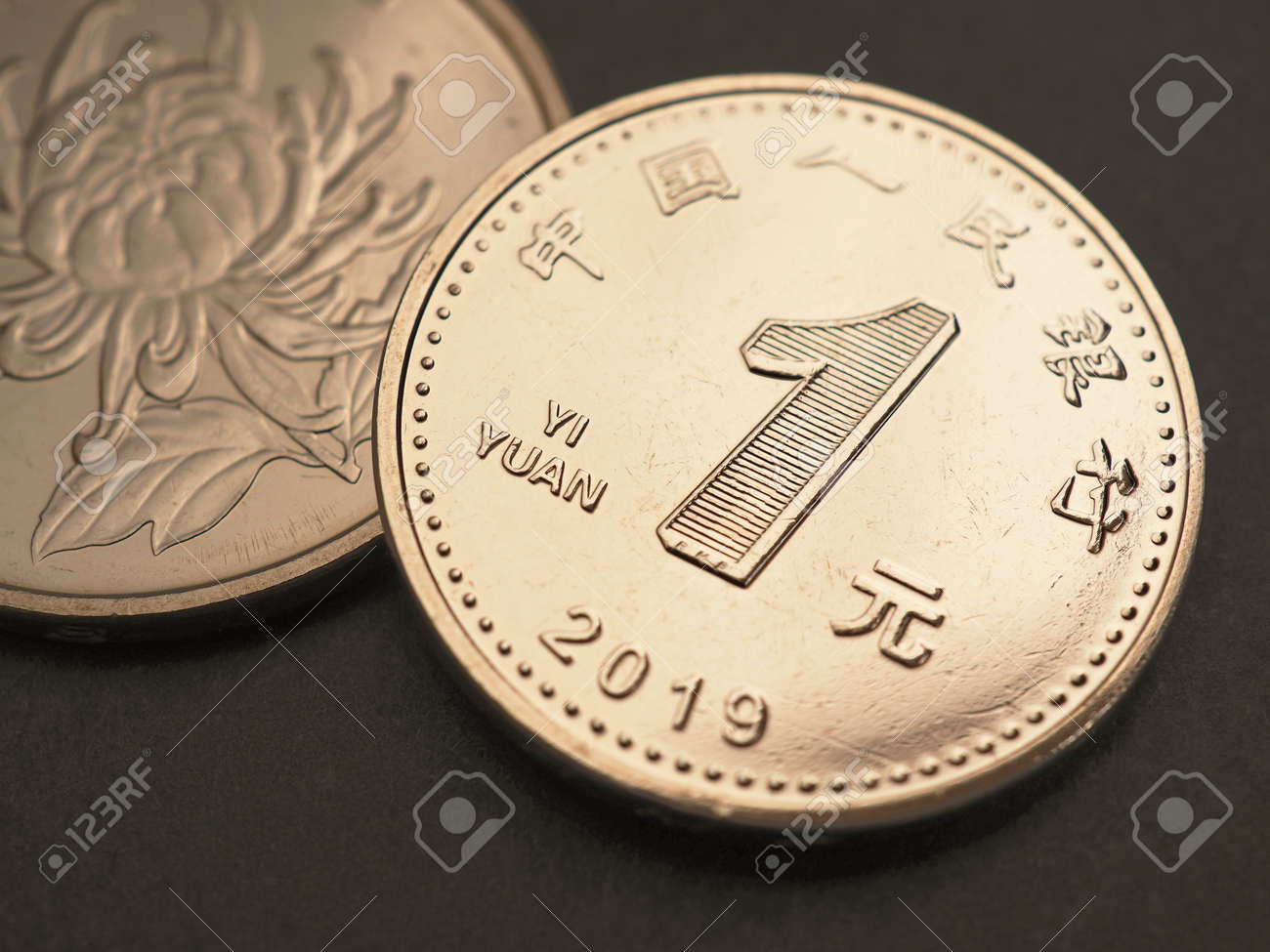 1中国人民元硬貨の接写。中国の経済、ビジネス、お金、金融に関する黄色または明るい茶色のイラスト。中国の国内通貨。セピア。マクロの写真素材・画像素材  Image 188669010