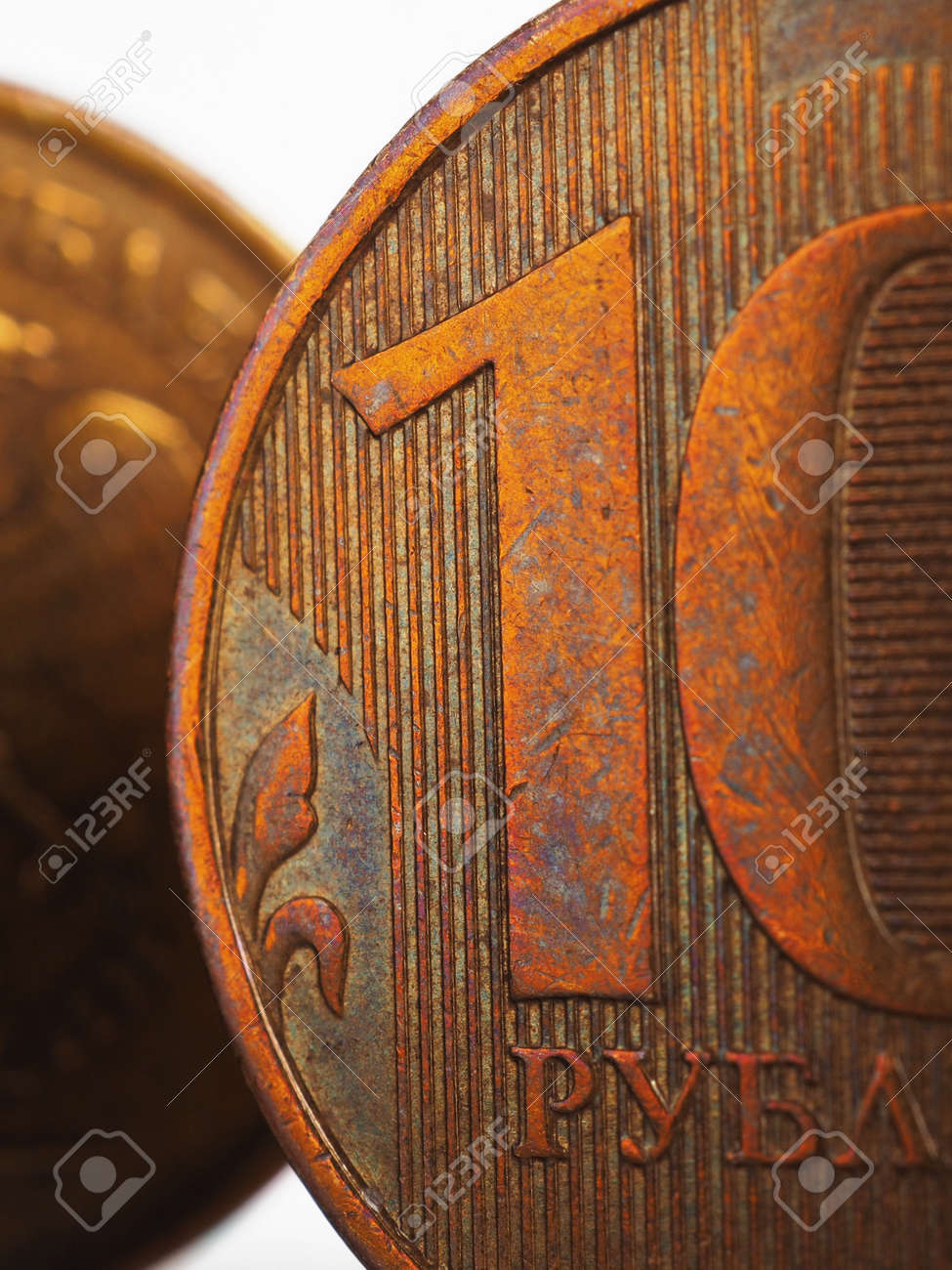 ロシアのコイン10ルーブル、クローズアップフラグメント。両側に数十ルーブル。ロシアの経済、中央銀行、そしてお金。銀行とクレジット。マイクロクレジット会社とマイクロローン。縦のイラスト。マクロの写真素材・画像素材  Image 189936004