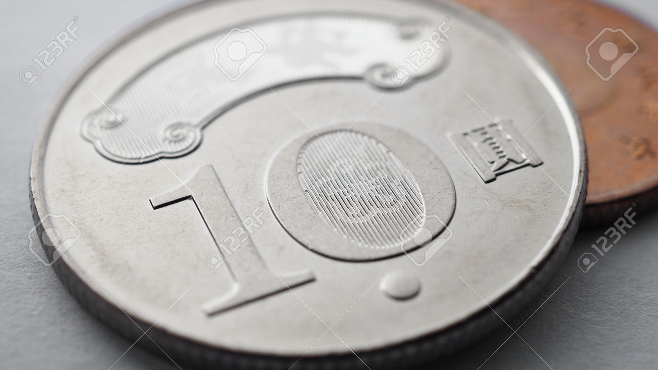 翻訳:10新台湾ドル。台湾のお金は灰色の表面にあります。経済や金融に関するイラスト。台湾ドルの硬貨。銀行と通貨に関するニュース。マクロの写真素材・画像素材  Image 194723195