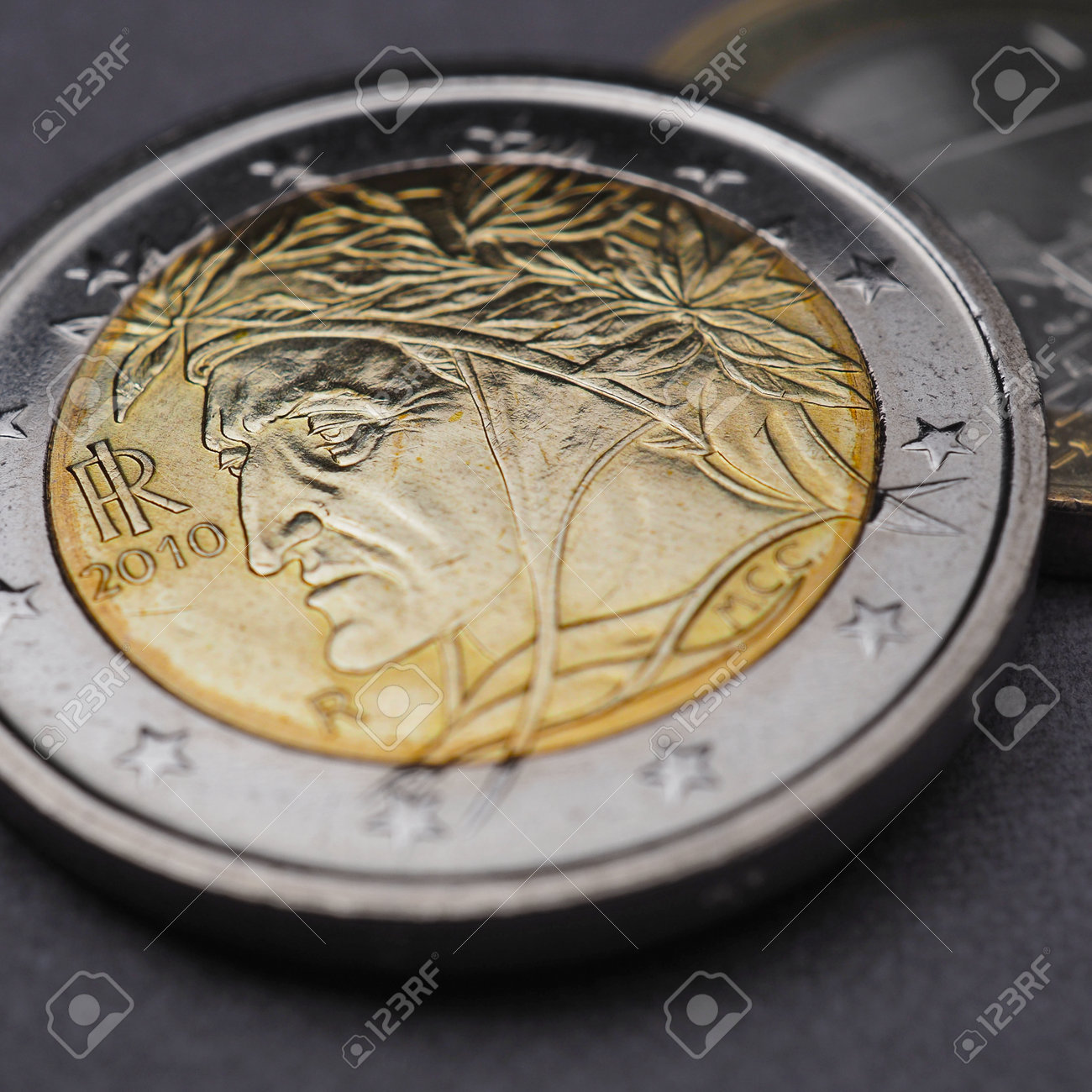 ユーロ硬貨の接写。2ユーロ硬貨は暗い表面にあります。イタリアで発行されたコイン。ダンテ・アリギエリを描いた表側。欧州連合の通貨インフレに関する正方形のイラスト。EU経済ニュース。マクロの写真素材・画像素材  Image 196352471