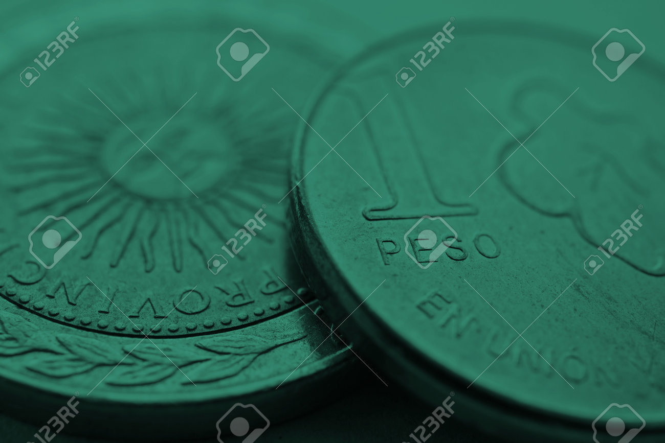 1 아르헨티나 페소의 동전 아르헨티나의 1페소 동전을 닫아 경제나 은행 대출, 신용 금융에 관한 뉴스, 그리고 은행이 페소라는 단어에  초점을 맞춘 짙은 녹색 배경 매크로 로열티 무료 사진, 그림, 이미지 그리고 스톡포토그래피.