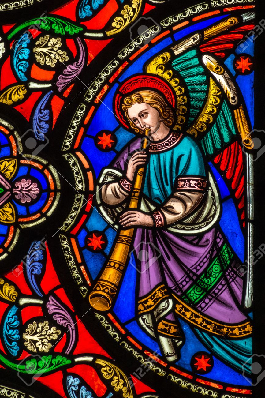 ŒUVRES CHRÉTIENNES DES FAMILLES ROYALES DE FRANCE - (Images et Musique)- année 1870  27695008-Stained-Glass-Window-Of-An-Angel-With-A-Trumpet-Stock-Photo