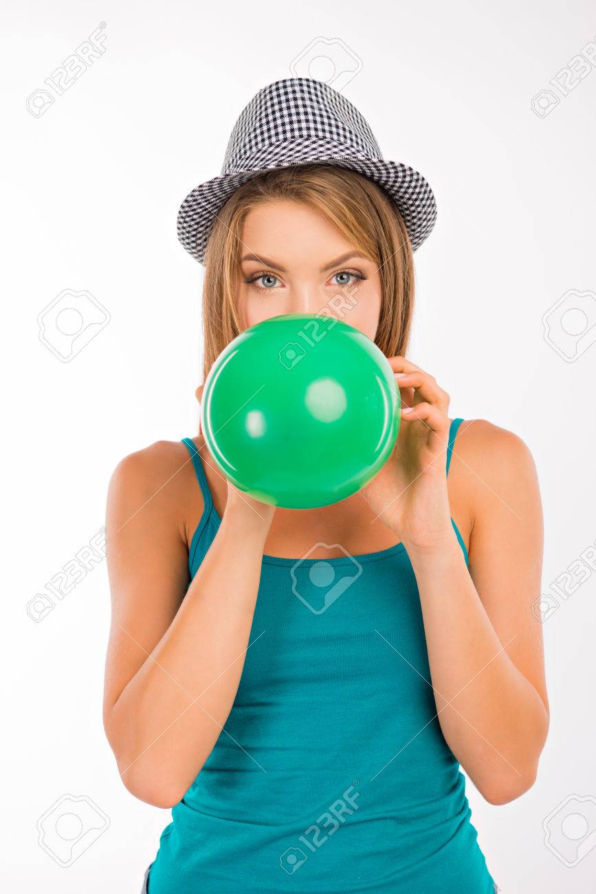 緑の風船を膨らませる魅力的な女の子 の写真素材 画像素材 Image