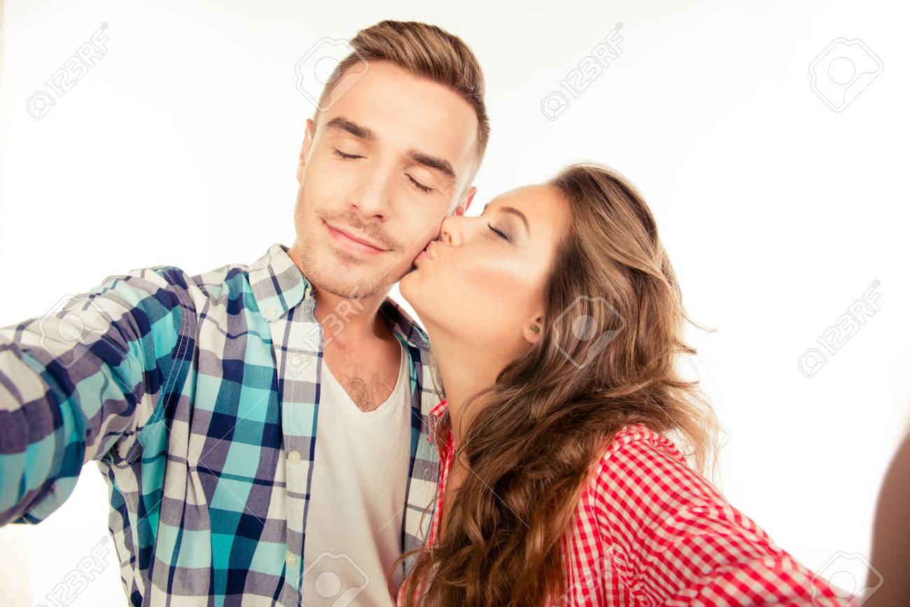 幸せな美少女 Selfie を作る彼女のボーイ フレンドのキス の写真素材 画像素材 Image 幸せな美少女 Selfie を作る彼女のボーイ フレンドのキス の写真素材 画像素材 Image