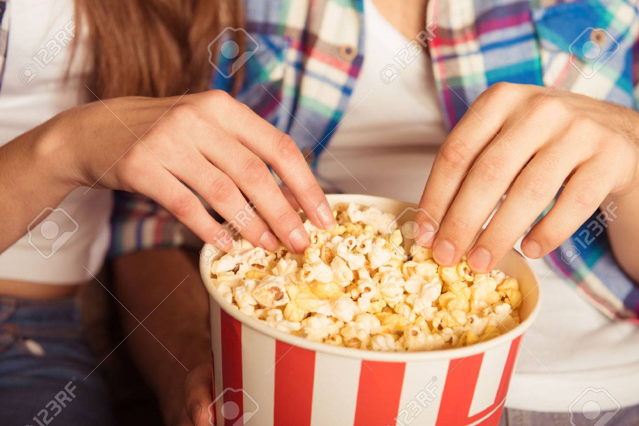 若い女性と映画館でポップコーンを食べる男 の写真素材 画像素材 Image