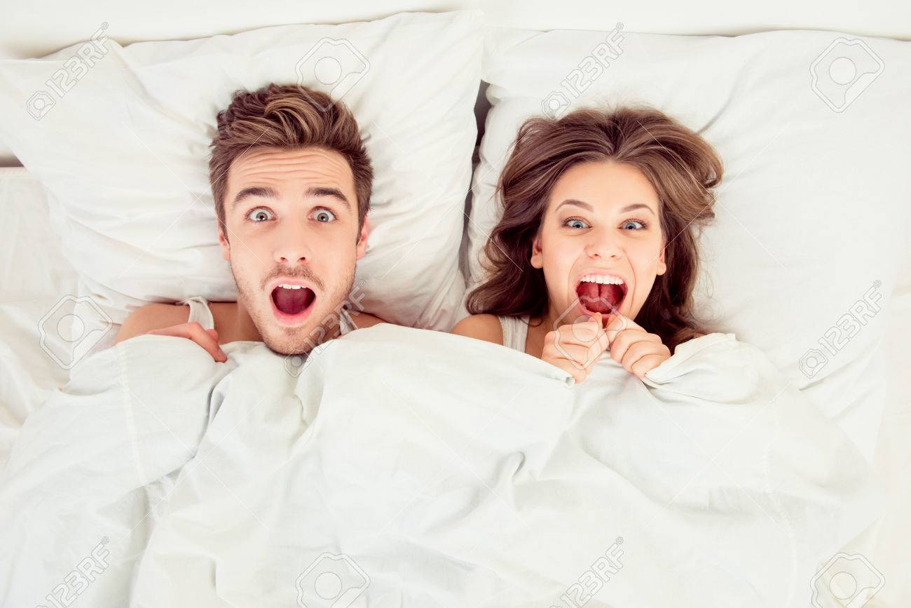 Couple Drôle Surpris Amoureux Couché Dans Le Lit