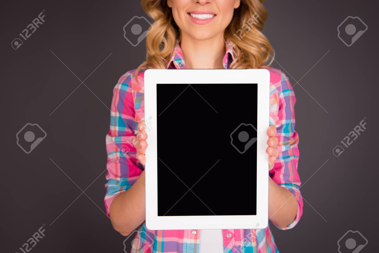 タブレットの黒画面を見せて笑顔の女性の肖像画を間近します の写真素材 画像素材 Image