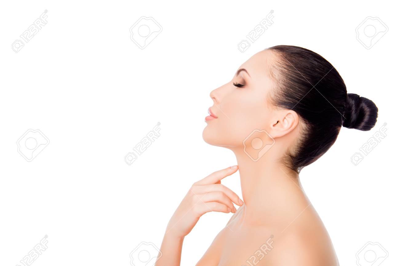 白い背景の上に彼女の首に触れるきれいな女性の側面図 の写真素材 画像素材 Image 60463788
