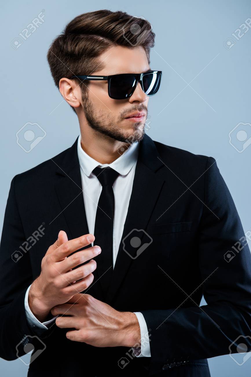 黒いスーツと眼鏡の袖のボタンを留め具でハンサムな実業家 の写真素材 画像素材 Image