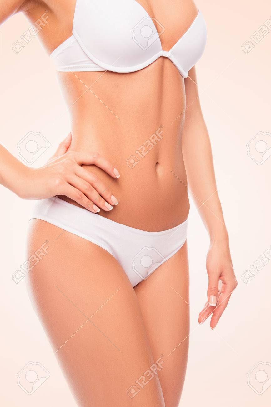 白い下着 白い下着にフィットのスリムな女性の体のクローズ アップの写真素材・画像素材 Image 61773177