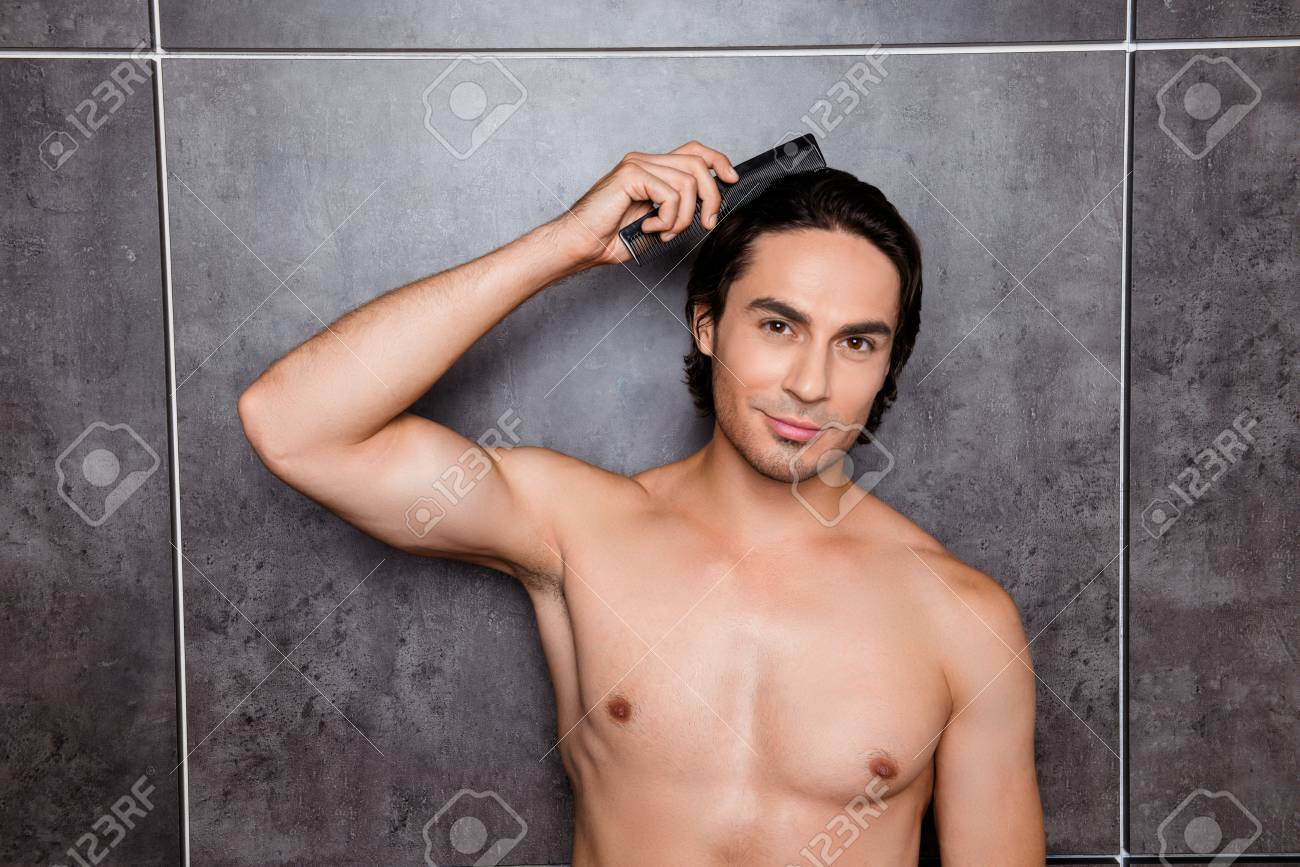 Hombre Desnudo Atlético Que Peina El Pelo En El Fondo Gris Fotos, retratos,  imágenes y fotografía de archivo libres de derecho. Image 64202542