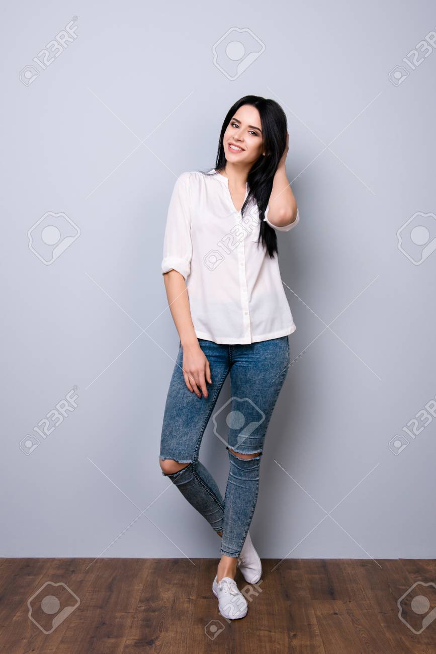 かわいいおしゃれな若い女性がポーズの全身像 の写真素材 画像素材 Image