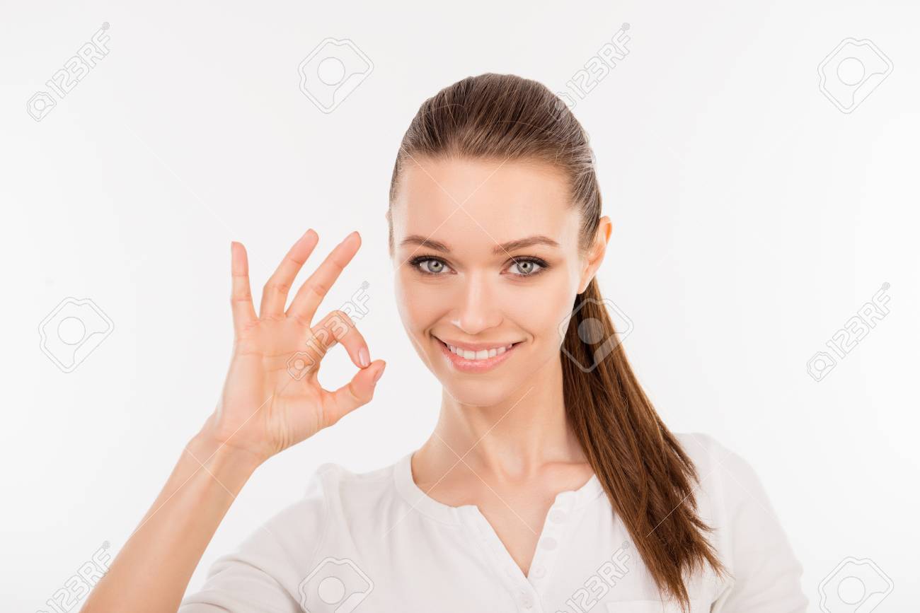 白い背景に対して Ok サインを示すかわいい若い幸せな女の写真をクローズ アップ の写真素材 画像素材 Image