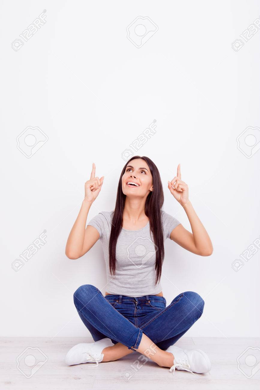Am Fußboden zeigt sich das junge Mädel Am Fußboden zeigt sich das junge Mädel