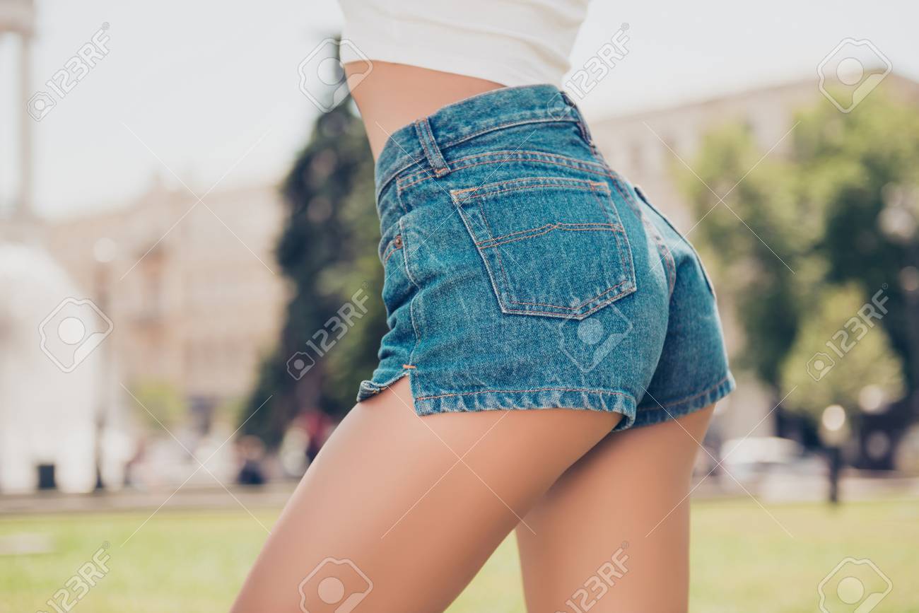街撮り白パンツ尻画像 夏の町の背景にタイトな短いジーンズのショート パンツで彼女のお尻を示しているセクシーな女の子のバックのクロップ撮影。の写真素材・画像素材 Image  86800904