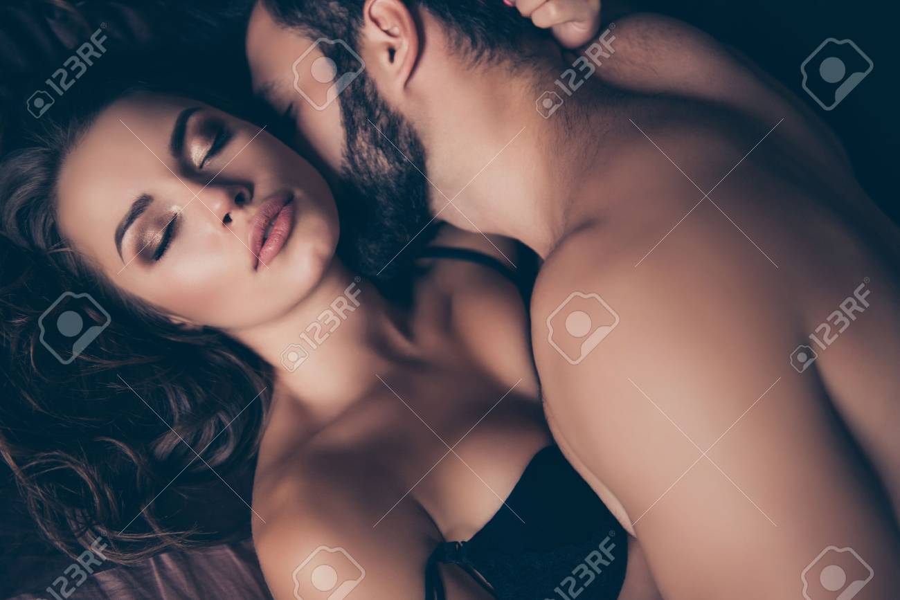 Gros Plan, Vue De Dessus, Photo Recadrée D'une Jolie Pute Caucasienne Avec  Un Soutien-gorge Noir Sexy Avec Des Yeux Fermés, Si Séduisante, Séduisante,  Appréciant Avec Son Amant Barbu Noir, Embrassant Son Cou