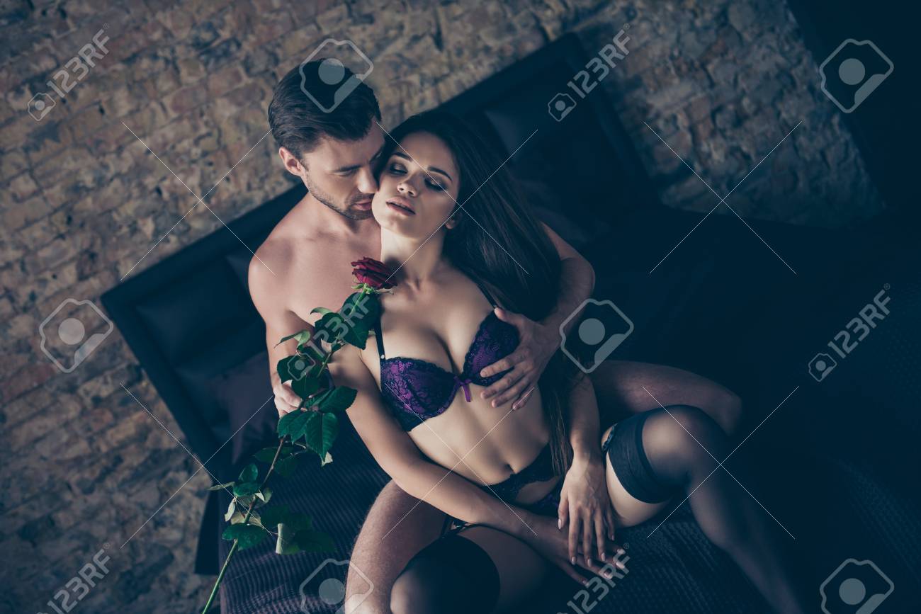 Ein Mann Mit Seiner Frau Machen Sex Im Bett Ein Mann Mit Seiner Frau Machen Sex Im Bett