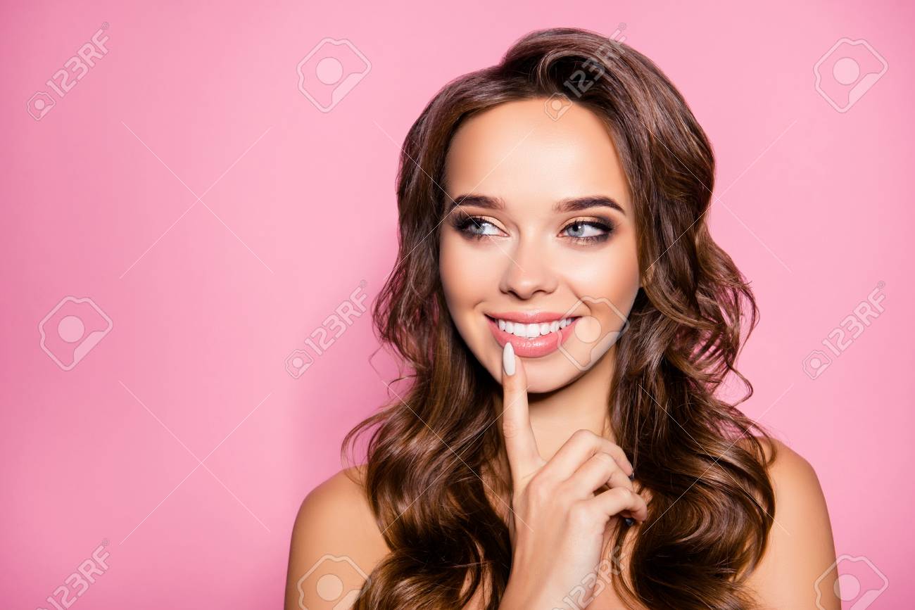 ファンタジー 女の子らしい夢のコンセプト 甘やかし 唇の矯正 皮膚科 ヘルスケア 理想 的な顔を持つ魅力的な女性 素晴らしい波状素敵なモダンなトレンディなヘアスタイルは 完全なピンクの唇に指を持っているので セクシーです の写真素材 画像素材 Image