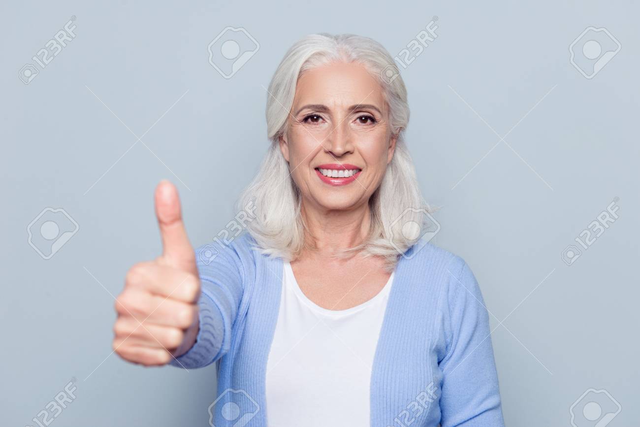 白髪の光沢のあるビーミング笑顔成熟した女性祖母おばあちゃんおばあちゃんに満足満足満足幸せな喜びの肖像画をクローズアップ 彼女は灰色の背景に孤立した親指を示しています の写真素材 画像素材 Image 白髪の光沢のあるビーミング笑顔成熟した女性祖母おばあちゃんおばあちゃんに満足満足満足幸せな喜びの肖像画をクローズアップ 彼女は灰色の背景に孤立した親指を示しています の写真素材 画像素材 Image