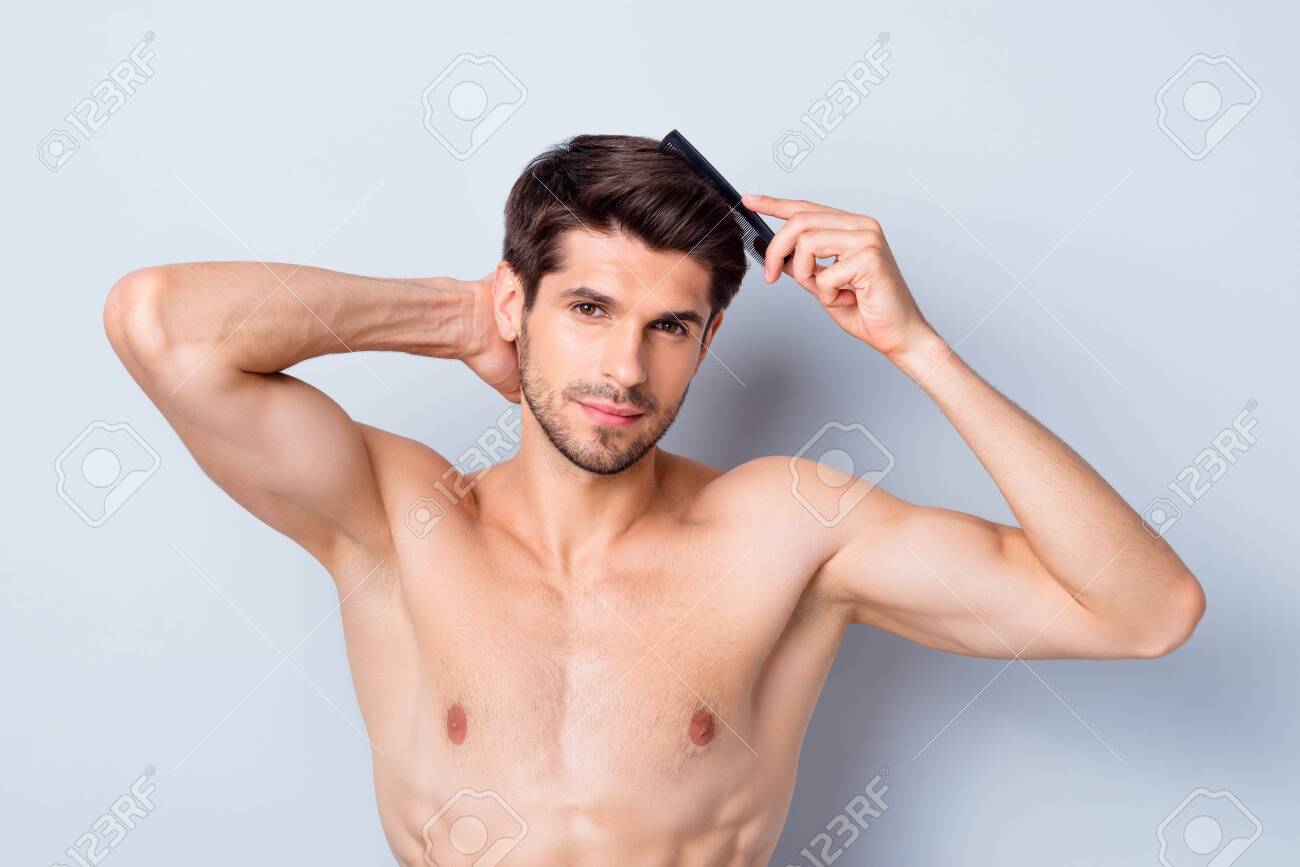 Foto De Hombre Guapo Macho Chico Mirando Espejo Con Cepillo Para El Cabello  Peinado Torso Metrosexual Cuerpo Tierno Caliente Aislado Fondo Gris Fotos,  retratos, imágenes y fotografía de archivo libres de derecho.