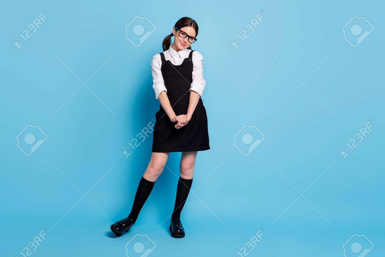 女子高生　スレンダー　自撮り 彼女の全身サイズのビュー彼女は素敵な魅力的な素敵なかわいいウィンサム恥ずかしがり屋の控えめな陽気な女子高生ポーズ明るい鮮やかな輝き鮮やかな青い色の背景の上に分離の写真素材・画像素材  Image 157469992
