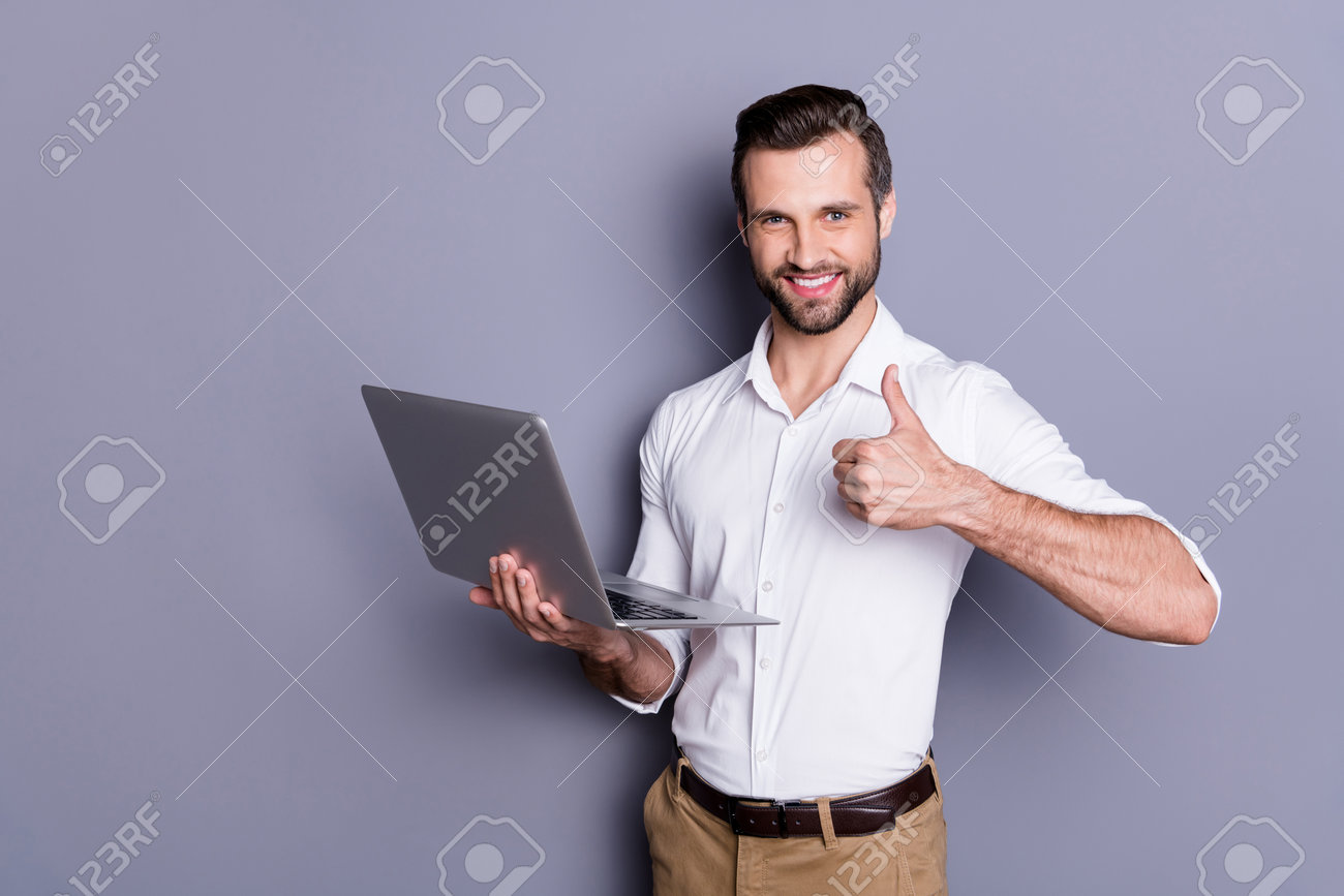 Positieve manager marketeer man verblijf thuis covid-19 quarantaine werk laptop genieten gemakkelijk partnerschap online communicatie tonen duim omhoog teken dragen broek wit shirt geïsoleerde grijze achtergrond - 160532329 Positieve manager marketeer man verblijf thuis covid-19 quarantaine werk laptop genieten gemakkelijk partnerschap online communicatie tonen duim omhoog teken dragen broek wit shirt geïsoleerde grijze achtergrond - 160532329
