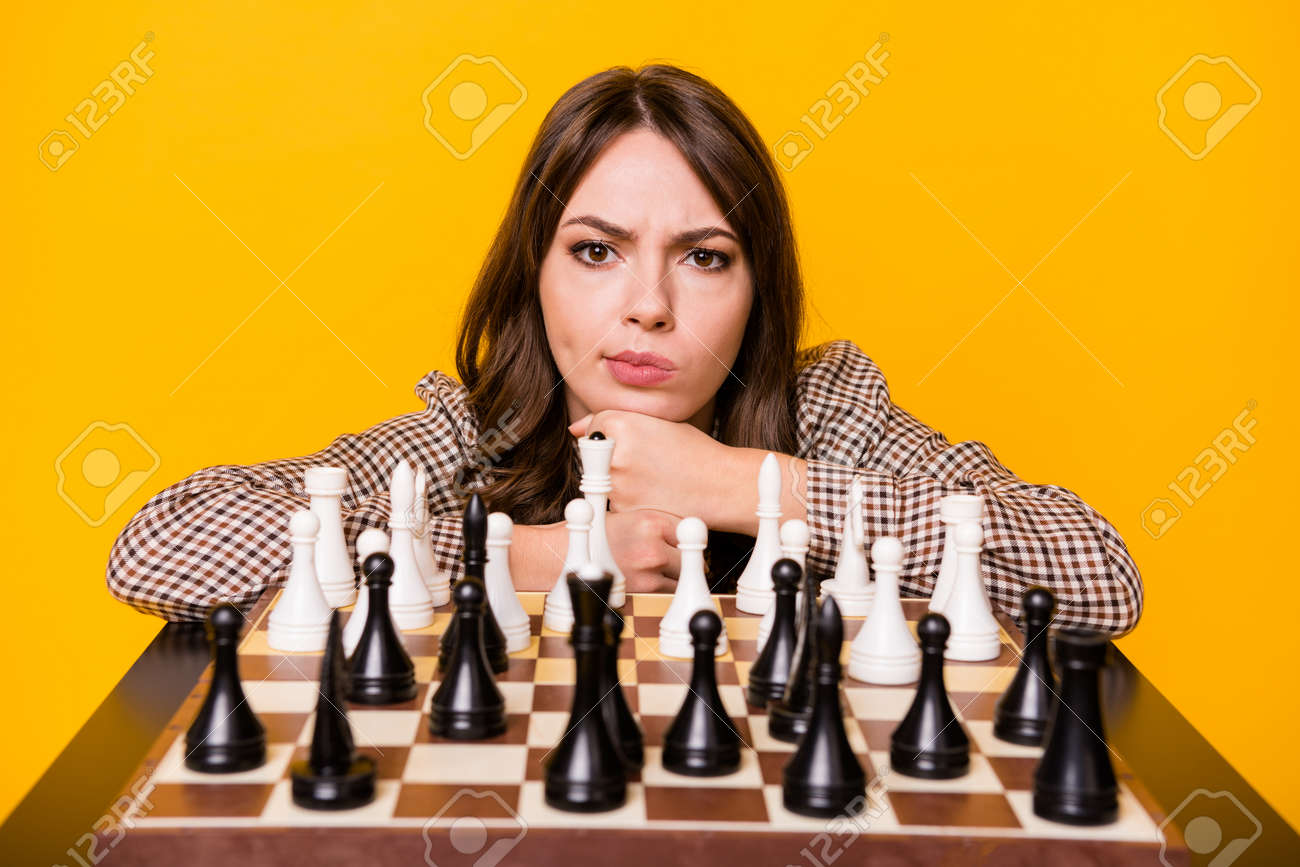 Foto De Stock Dois Meninos Jogando Xadrez No Fundo Branco, Royalty-Free