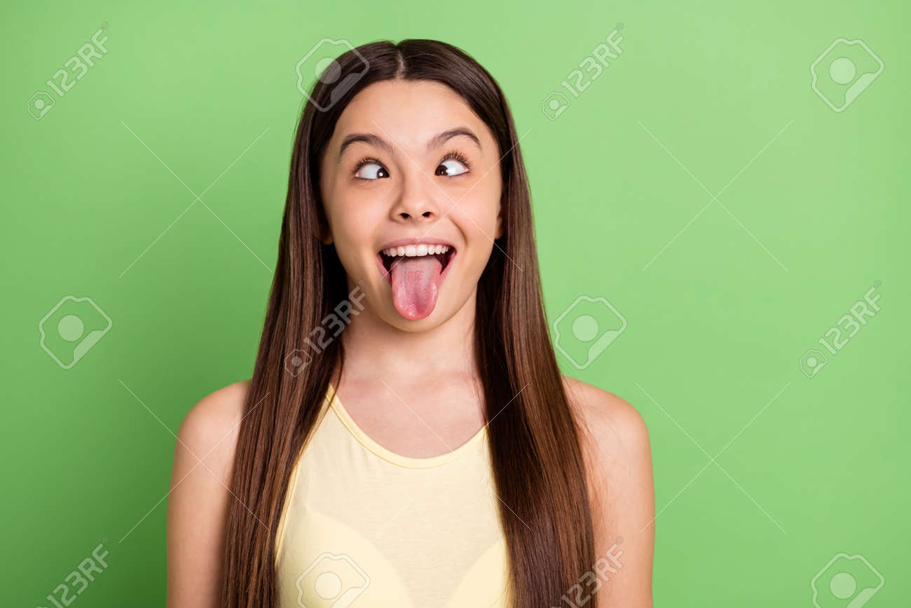 Portret Van Opgewonden Zorgeloze Persoon Knijpen Ogen Tong Uit Hebben  Plezier Geïsoleerd Op Groene Achtergrond Royalty-Vrije Foto, Plaatjes,  Beelden en Stock Fotografie. Image 169930874, image size:1300x867