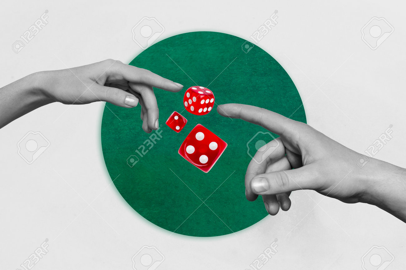 両手の水平合成写真のコラージュは、白い背景にカジノのリスク運の余暇でお互いにタッチの友人がゲームをプレイするの写真素材・画像素材 Image  220338918