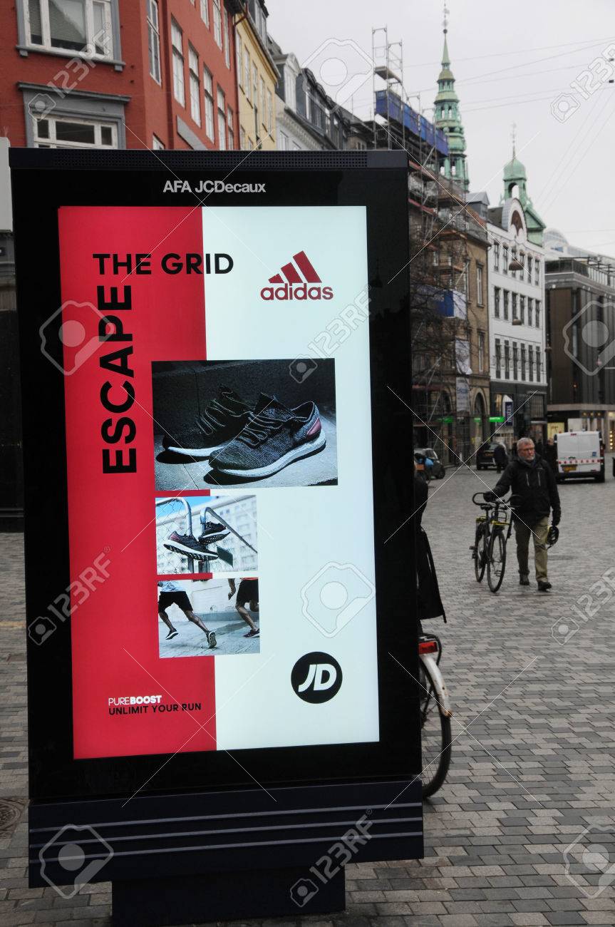 Panneau Mars Sur De Avec Billboard Danemark07 Adidas Le 2017 Chaussures Grille Kobmagergade Échappez Copenhague y0N8wOnvm