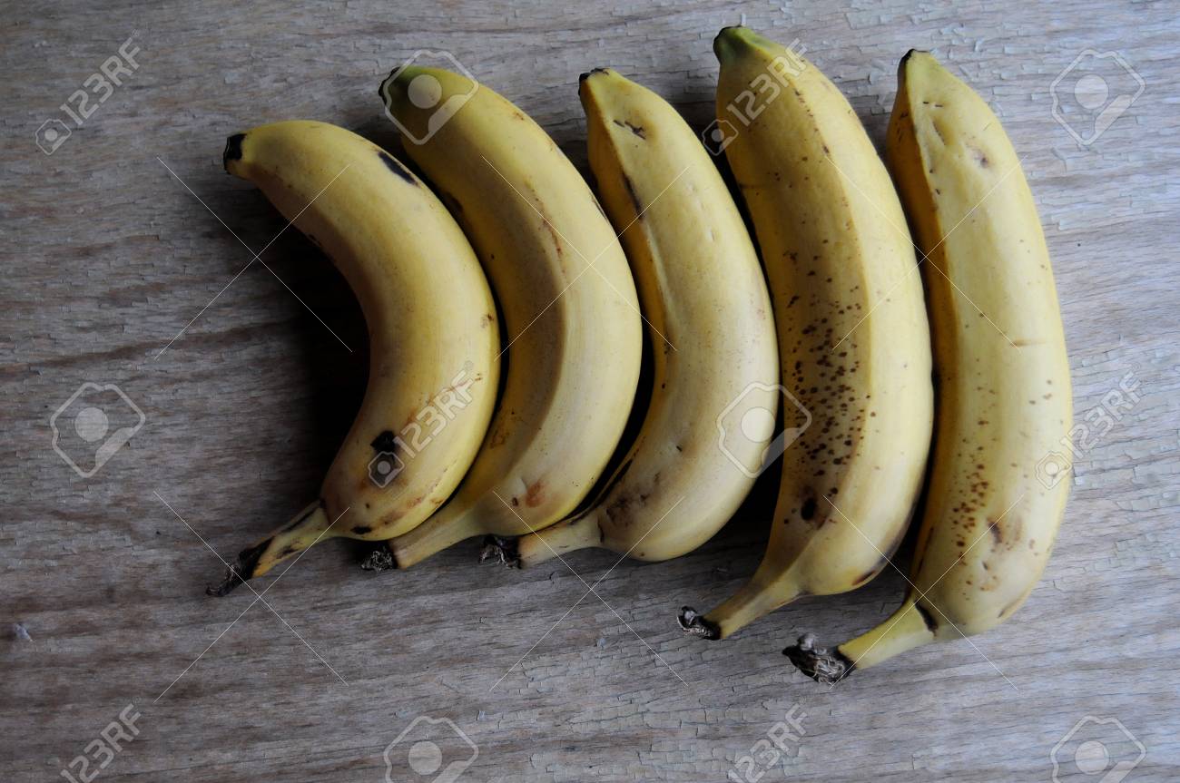Banana On Table Bananas Of Various Sizes On A Table Stock Photo - 88206314 Banana On Table Bananas Of Various Sizes On A Table Stock Photo - 88206314