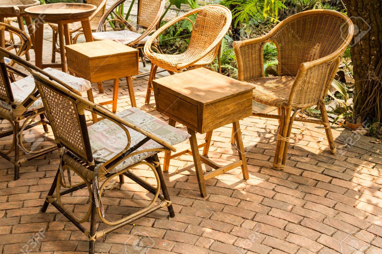 Rattan Stuhlen Und Holztisch Auf Ziegel Terrasse Lizenzfreie Fotos Bilder Und Stock Fotografie Image
