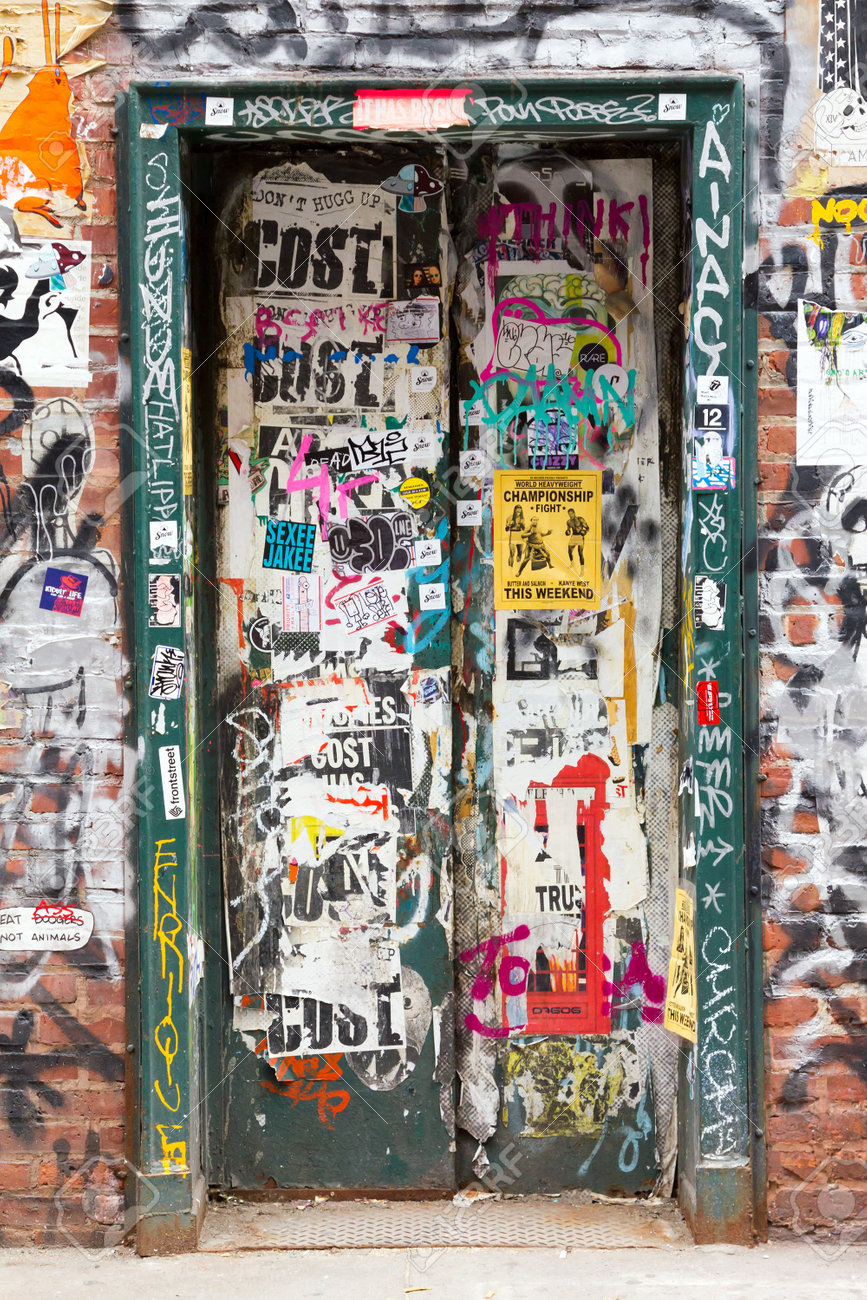 ニューヨーク市 15年年頃 落書きペイントとステッカー カバー ニューヨーク市のマンハッタンのソーホー地区に空の古い建物で隠された戸口 この辺りは 多くのアーティストのロフトとアート ギャラリーに家 の写真素材 画像素材 Image