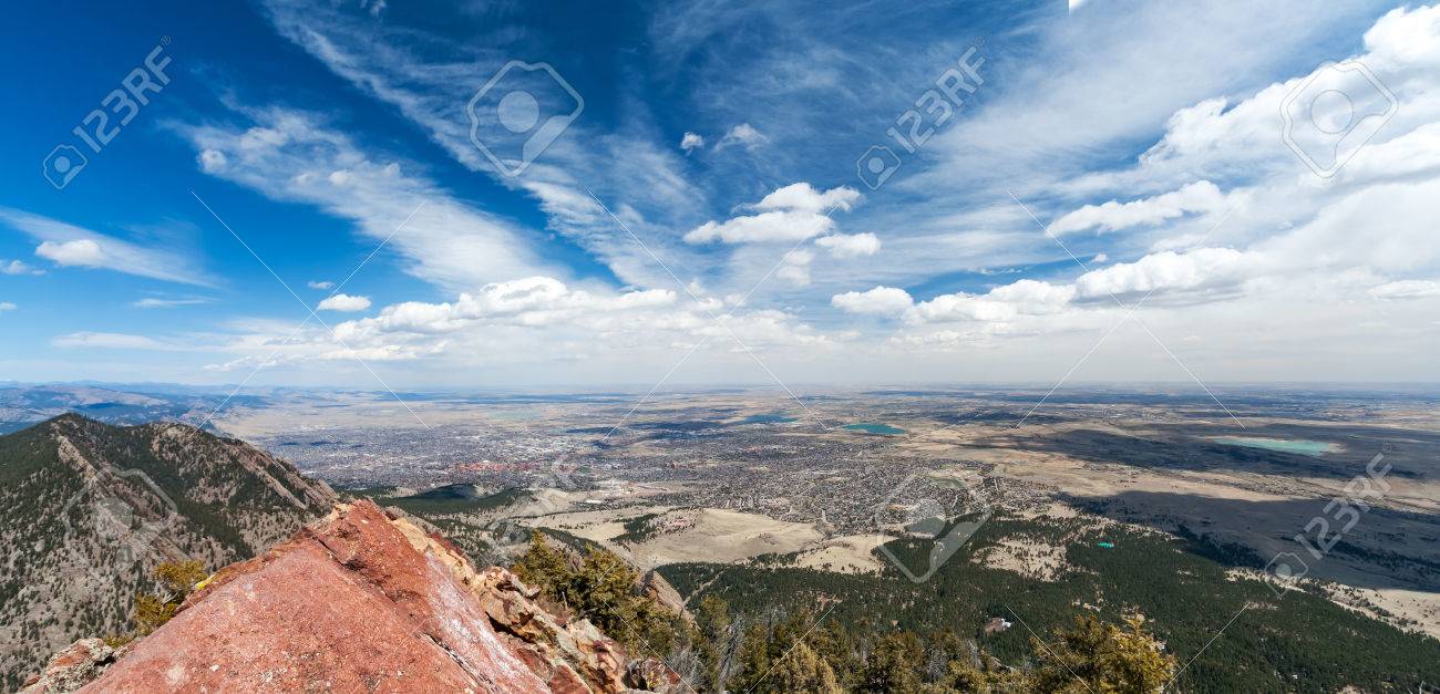 ダウンタウンの風景とふもとの小丘の上からキャンパスのコロラド州ボルダー オーバーヘッド シティ ビュー の写真素材 画像素材 Image