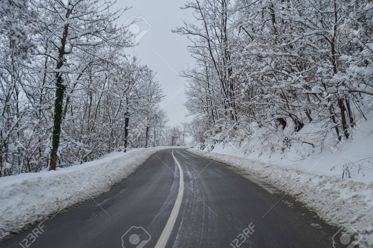 イタリア ピエモンテ州 スペルガの丘に雪に覆われた木 々の間 凍った道路でツアー の写真素材 画像素材 Image