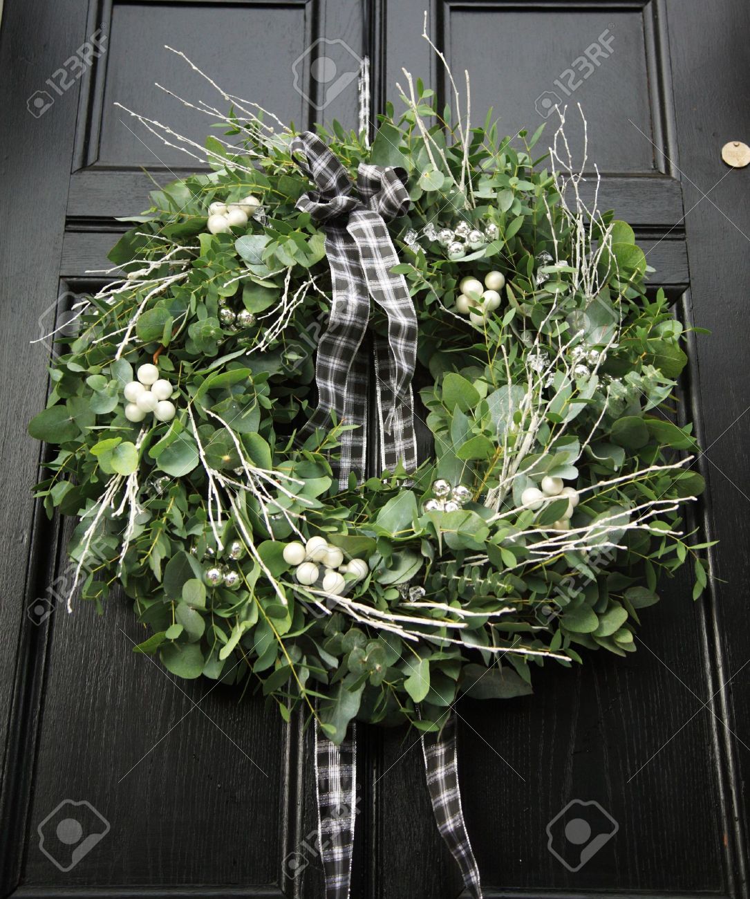 黒いドアに掛けユーカリ クリスマス リース の写真素材 画像素材 Image