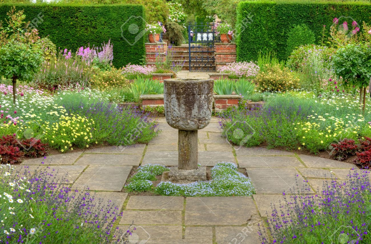 石の花瓶の飾りと夏の花とフラグの設定された庭 の写真素材 画像素材 Image 石の花瓶の飾りと夏の花とフラグの設定された庭 の写真素材 画像素材 Image