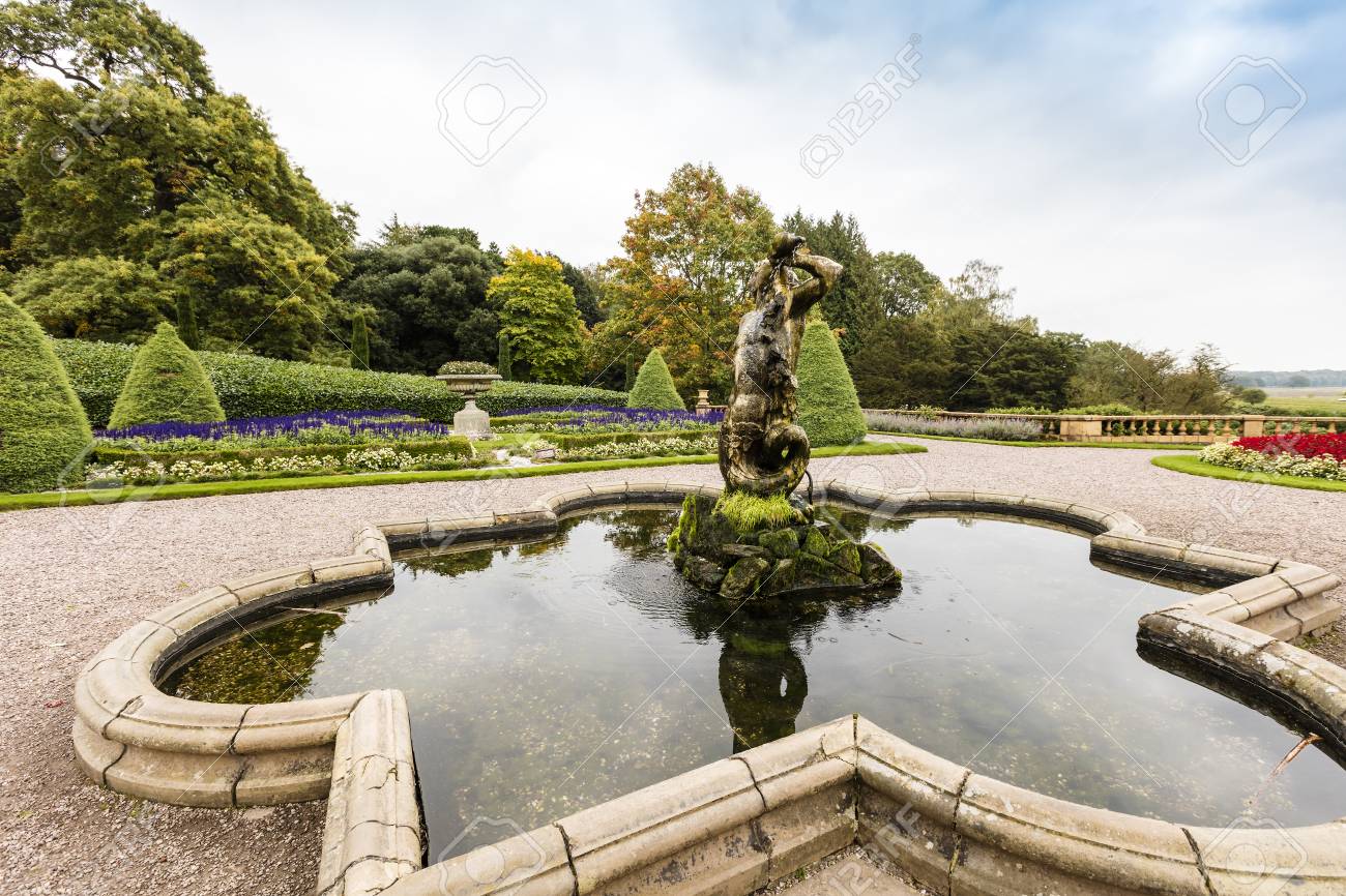 トリトンの古い噴水彫刻 ネプチューンとしても知っている チェシャー イギリスの歴史的な公園の敷地内 の写真素材 画像素材 Image