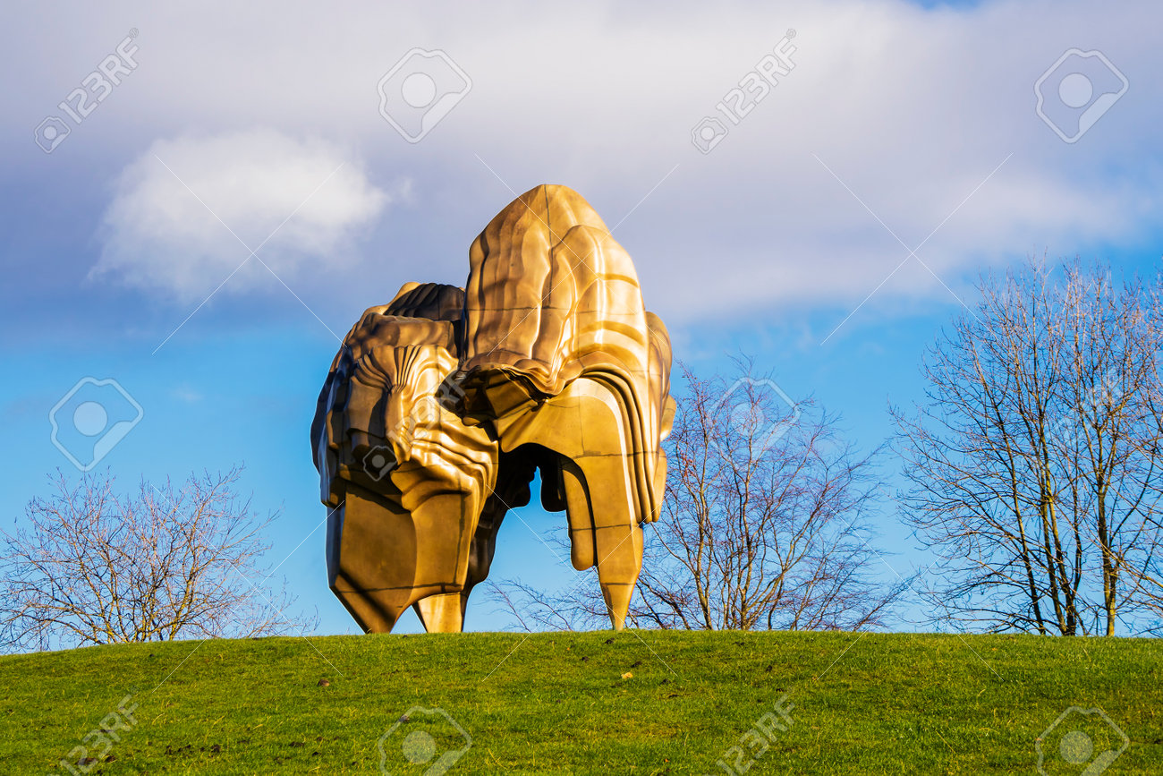 WAKEFIELD, YORKSHIRE, UK - NOVEMBER 24, 2017: Large bronze sculpture Caldera (2008) by leading sculptor Tony Cragg in Yorkshire Sculpture Park. - 91156414 WAKEFIELD, YORKSHIRE, UK - NOVEMBER 24, 2017: Large bronze sculpture Caldera (2008) by leading sculptor Tony Cragg in Yorkshire Sculpture Park. - 91156414