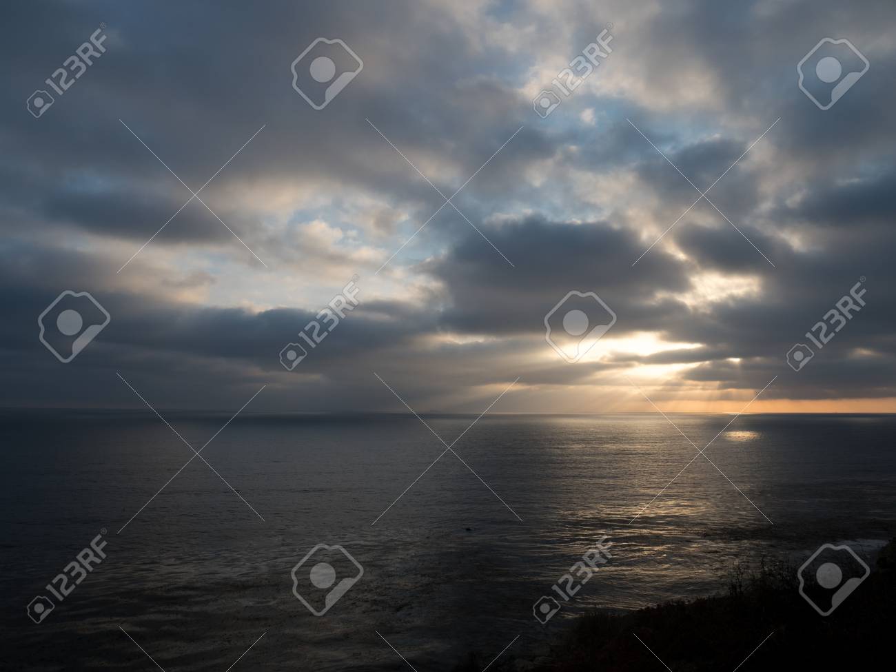 透けて曇り日没日差しの梁 の写真素材 画像素材 Image