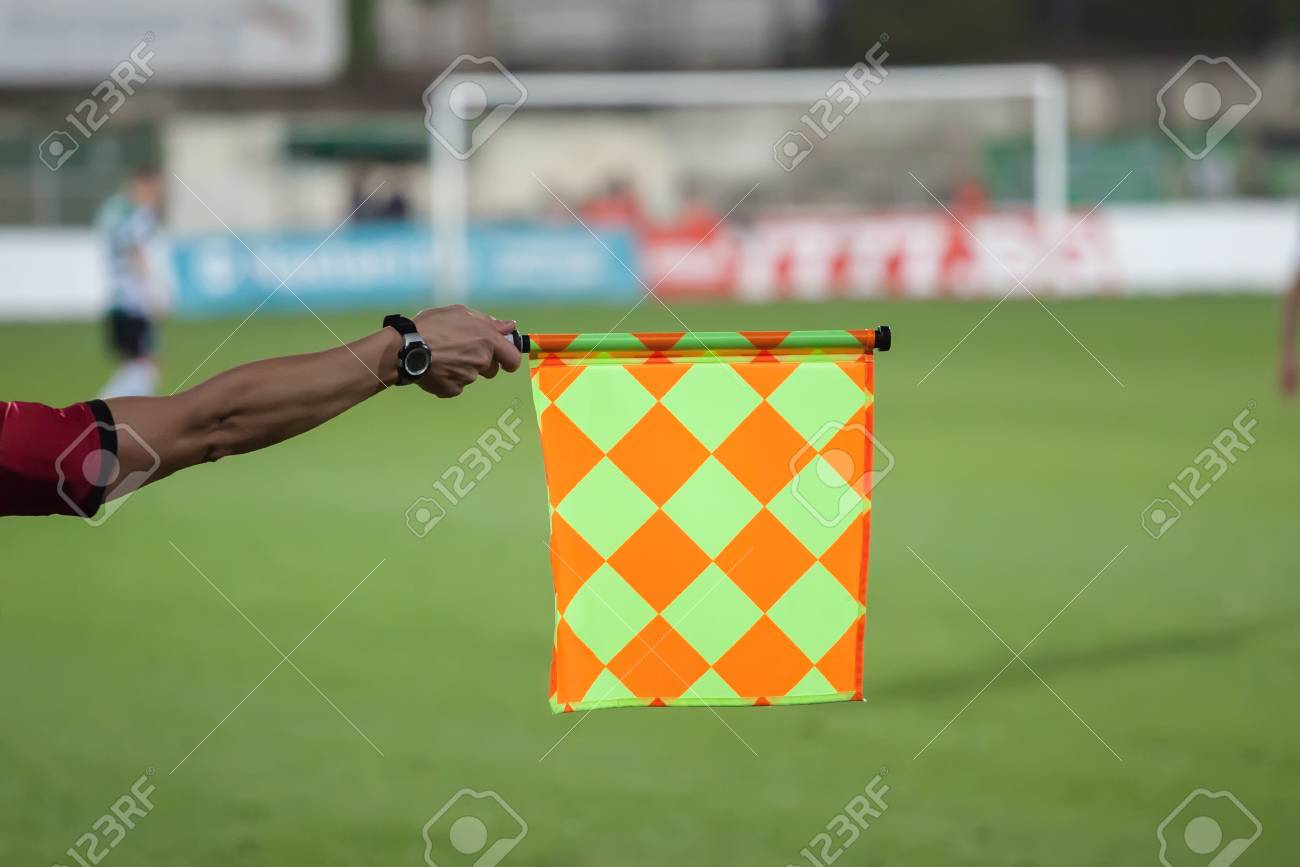 サッカーの審判は旗を持っている オフサイドトラップ の写真素材 画像素材 Image サッカーの審判は旗を持っている オフサイドトラップ の写真素材 画像素材 Image