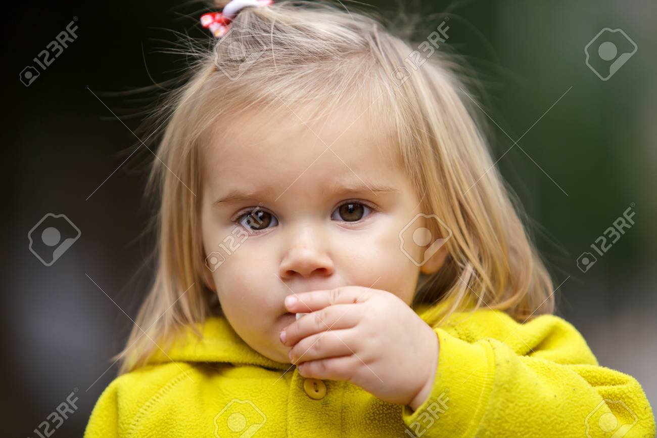 Petite Fille Deux Ans A La Recherche Dans La Camera Et Quelque Chose A Manger Blond De Cheveux Blonds Enfant Bebe Vetu D Une Veste Polaire De Couleur Jaune Avec Une Capuche Banque Petite Fille Deux Ans A La Recherche Dans La Camera Et Quelque Chose A Manger Blond De Cheveux Blonds Enfant Bebe Vetu D Une Veste Polaire De Couleur Jaune Avec Une Capuche Banque