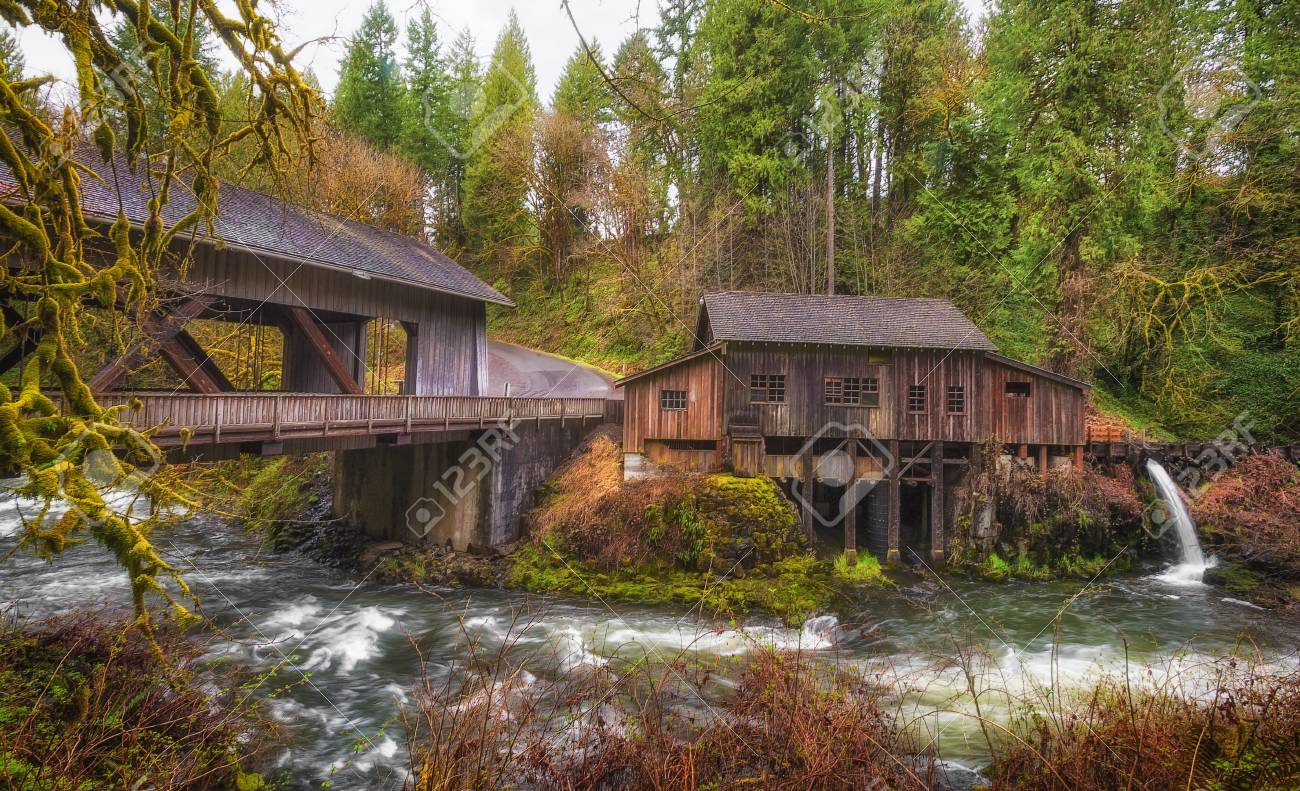 Cedar Creek Grist Mill Ist Eine Wasserbetriebene Muhle Und Im Nationalen Register Fur Historische Statten Eingetragen Es Wurde 1876 Erbaut Und Wurde Baulich In Den Heutigen Zustand Versetzt Eine Historische Uberdachte Brucke