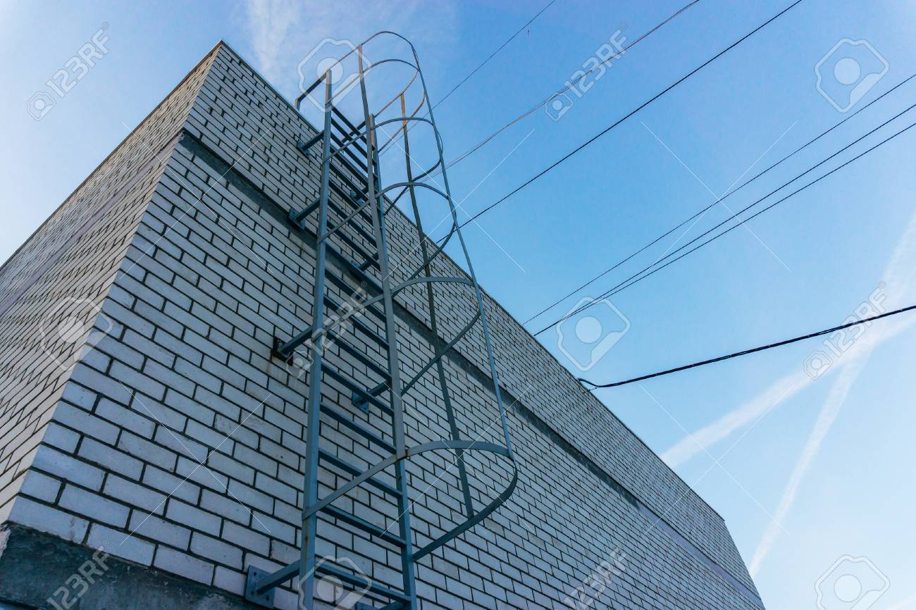 近代的な高層住宅の屋根の上の屋外階段 の写真素材 画像素材 Image