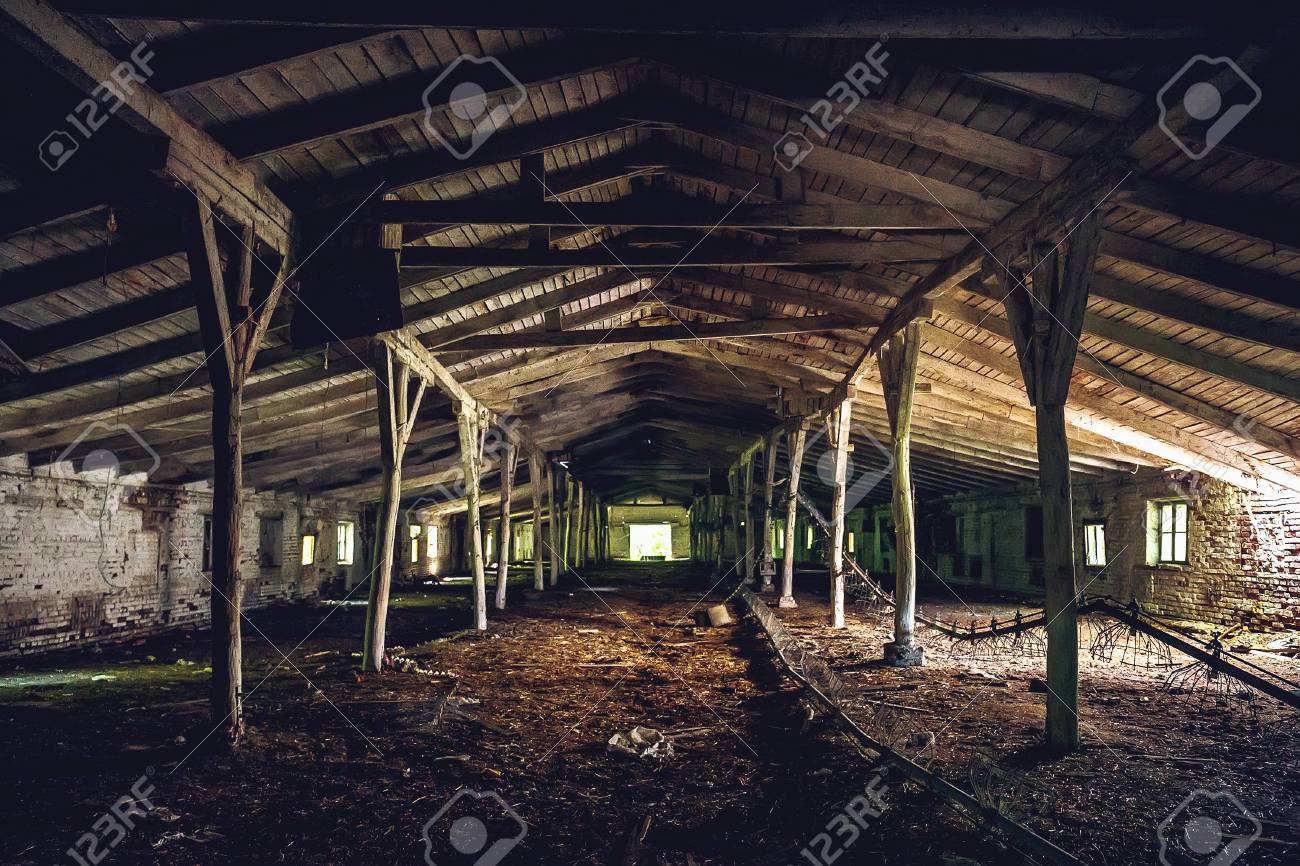 暗い空放棄産業会館倉庫建物 トンネルの観点トーン の写真素材 画像素材 Image