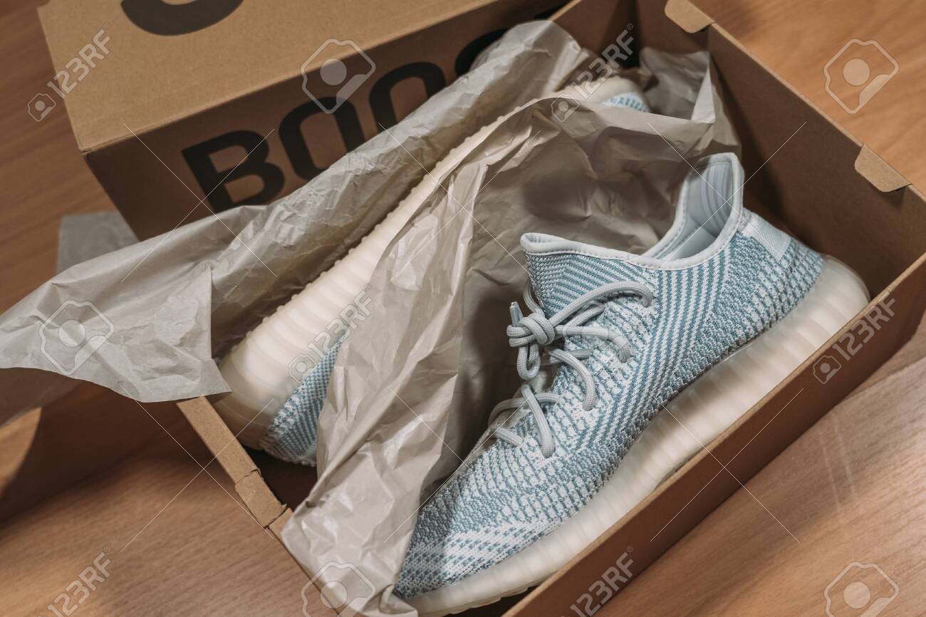 Adidas Yeezy Boost 350 V2 Cloud.. Stock 