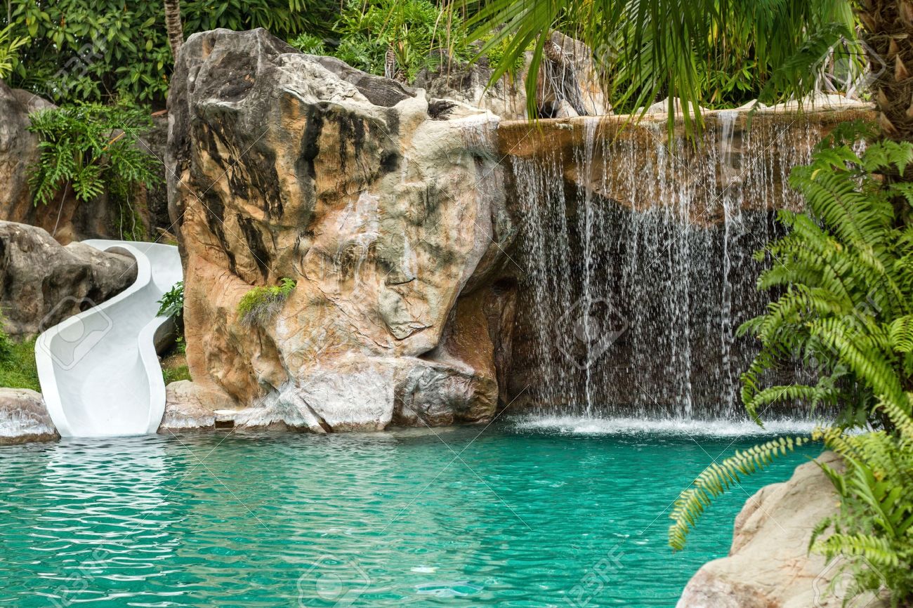 Piscinas con cascadas. - PISCINAS CASA