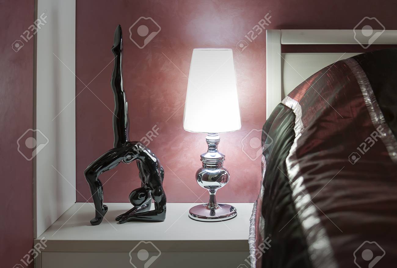 ワインレッド色で寝室のインテリアの一部 の写真素材 画像素材 Image