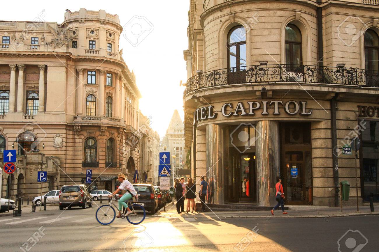 Boekarest Stad Zonsondergang Op Calea Victoriei Hoofdweg Boekarest Stad Zonsondergang Op Calea Victoriei Hoofdweg